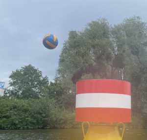 Ein Ball, der über eine Boje fliegt.
